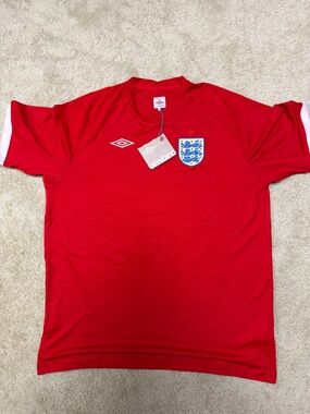 Umbro Men’s Red England Crest Football Jersey